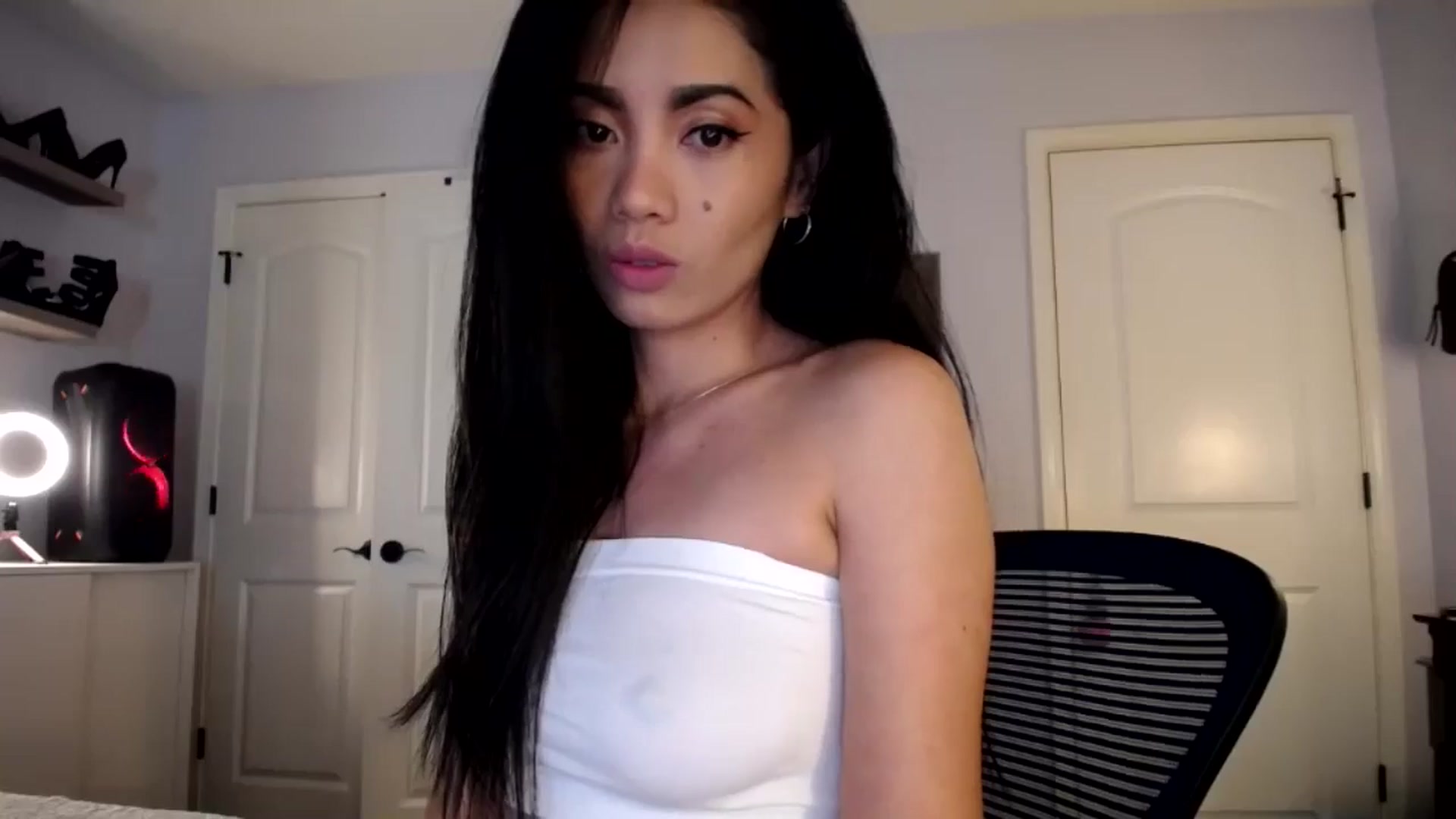 Gallery image thumbnail from AsianLuv_4U's myfreecams stream on, 05/20/2024, 15:20 image 16 of 20