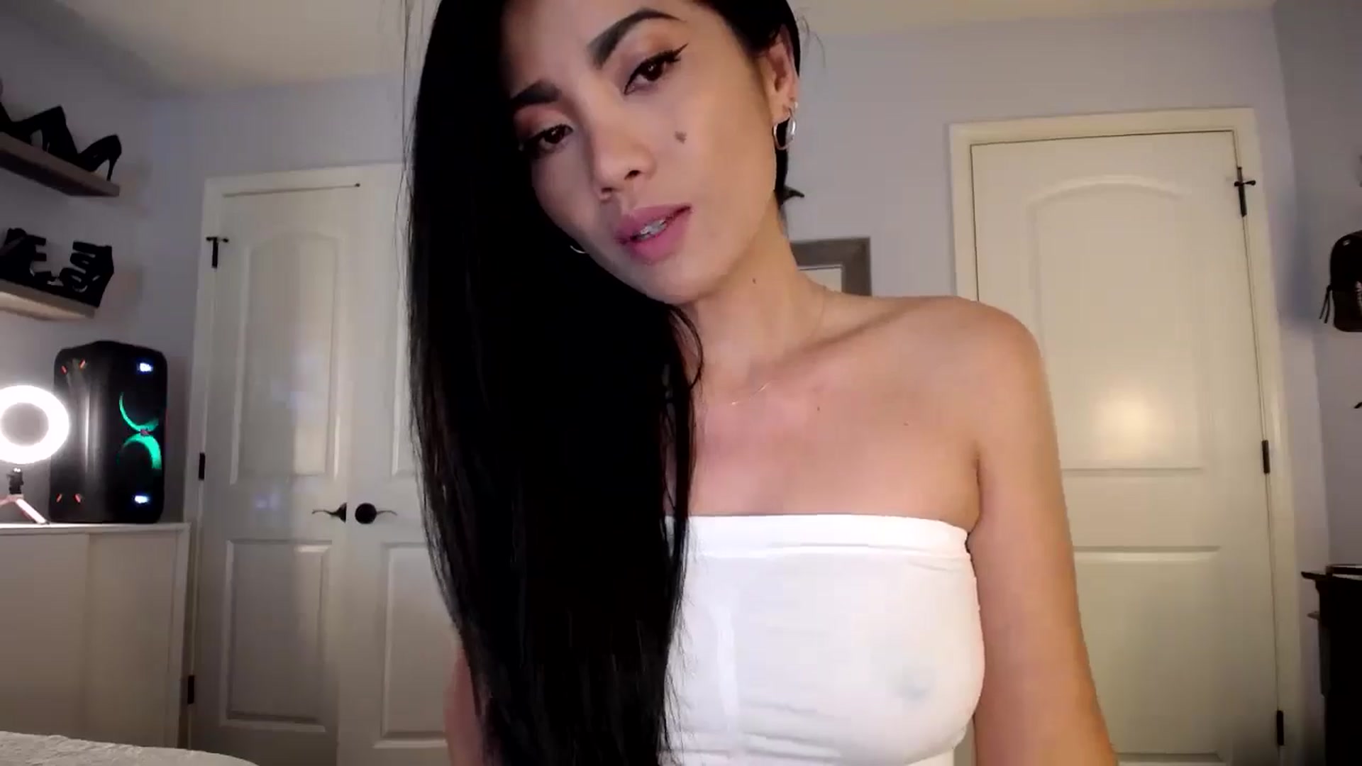 Gallery image thumbnail from AsianLuv_4U's myfreecams stream on, 05/20/2024, 15:20 image 3 of 20