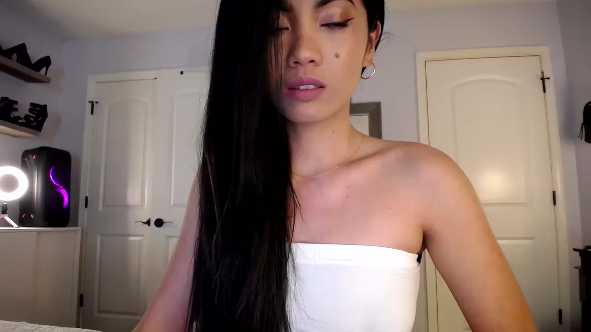 Gallery image thumbnail from AsianLuv_4U's myfreecams stream on, 05/20/2024, 15:20 image 12 of 20