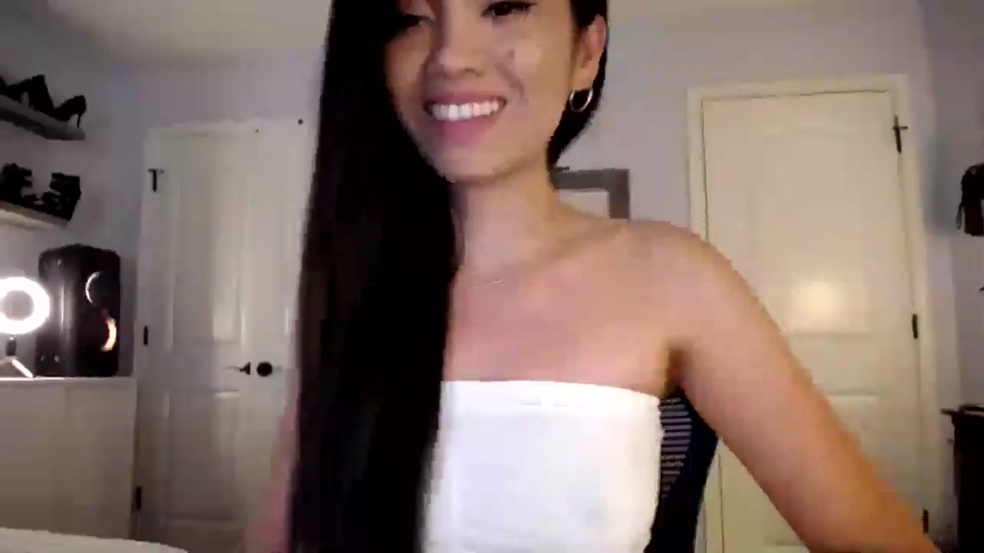 Gallery image thumbnail from AsianLuv_4U's myfreecams stream on, 05/20/2024, 15:20 image 5 of 20