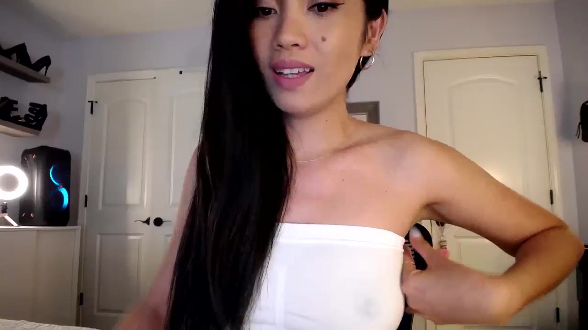 Gallery image thumbnail from AsianLuv_4U's myfreecams stream on, 05/20/2024, 15:20 image 18 of 20