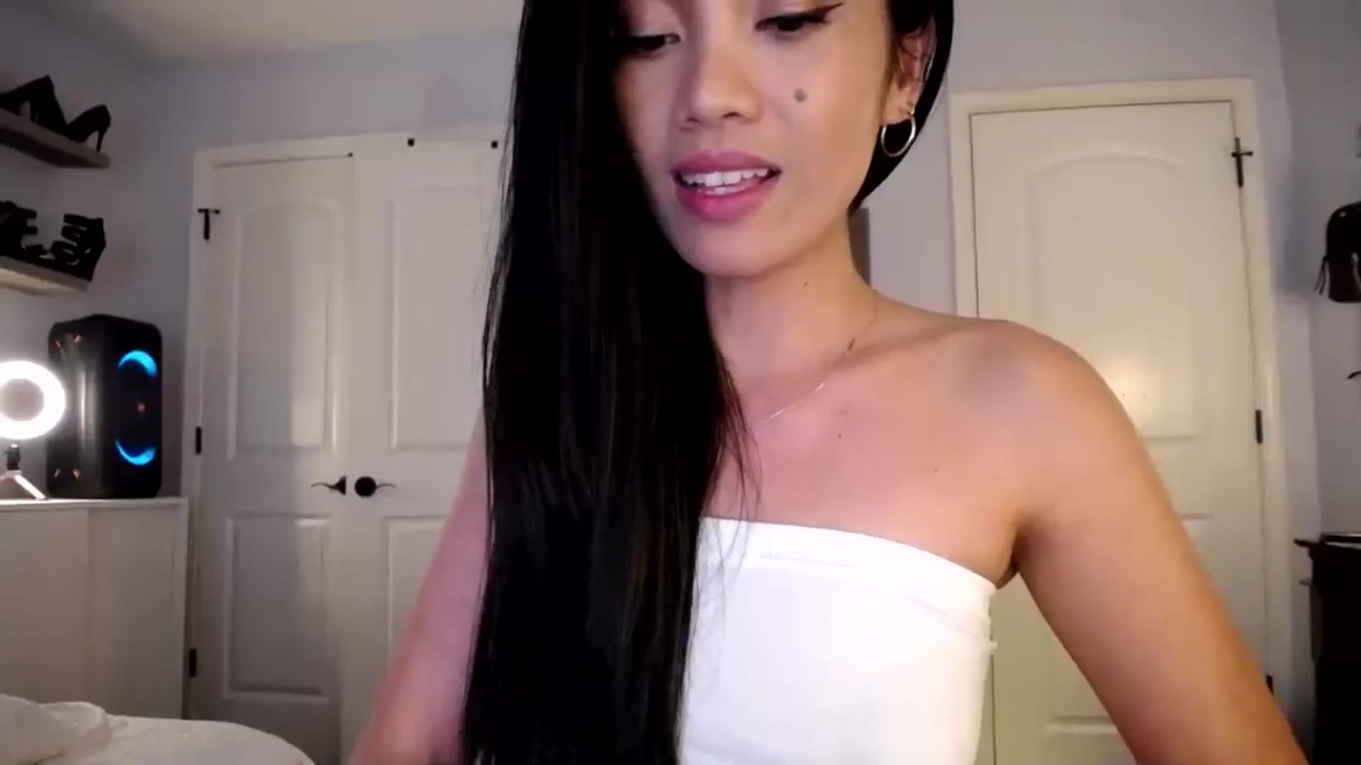 Gallery image thumbnail from AsianLuv_4U's myfreecams stream on, 05/20/2024, 18:57 image 20 of 20