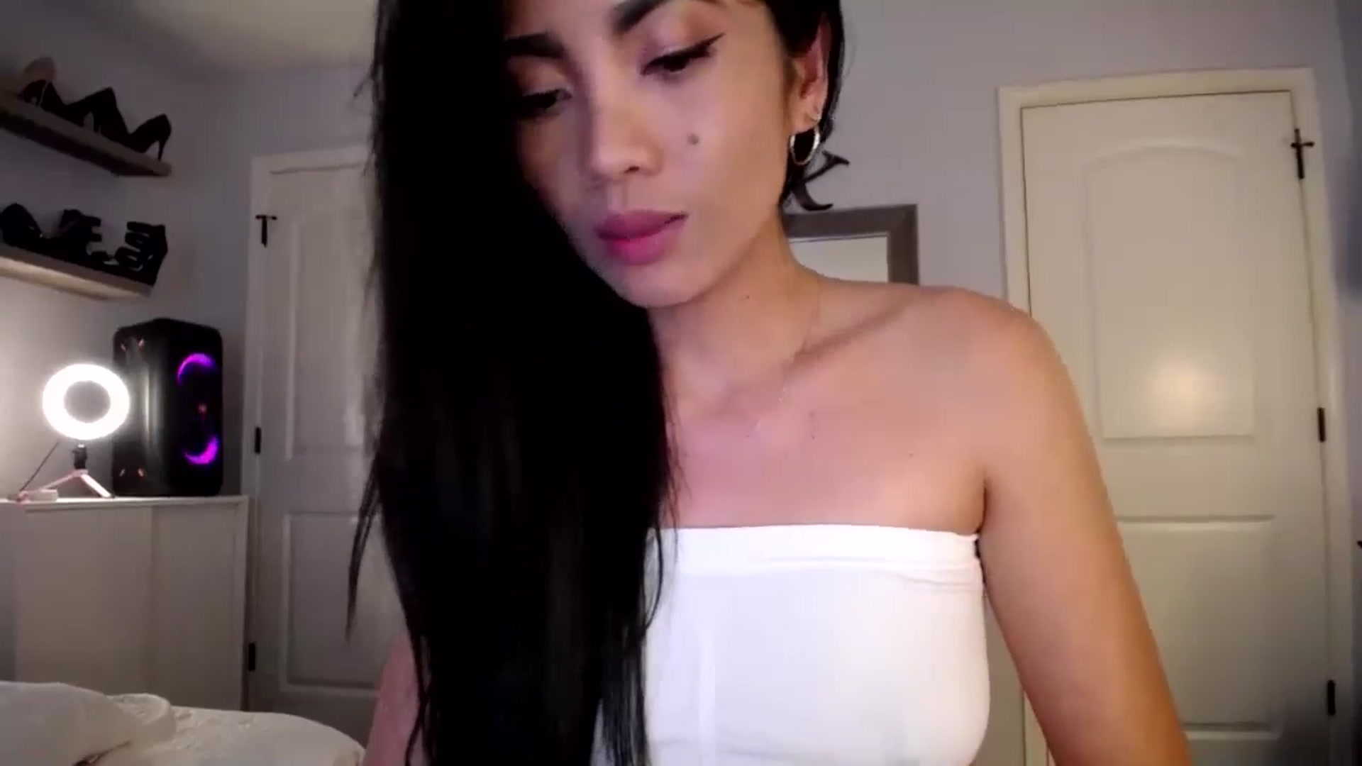 Gallery image thumbnail from AsianLuv_4U's myfreecams stream on, 05/20/2024, 18:57 image 14 of 20
