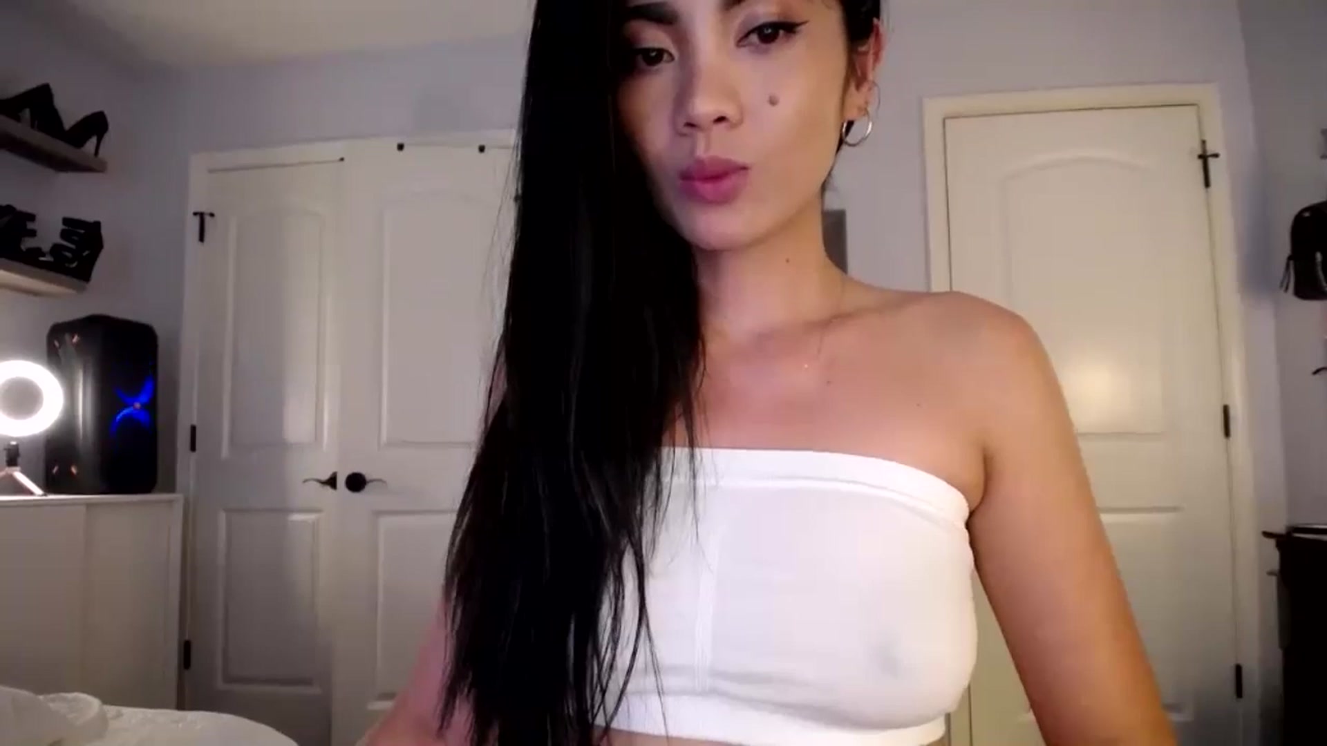 Gallery image thumbnail from AsianLuv_4U's myfreecams stream on, 05/20/2024, 18:57 image 18 of 20