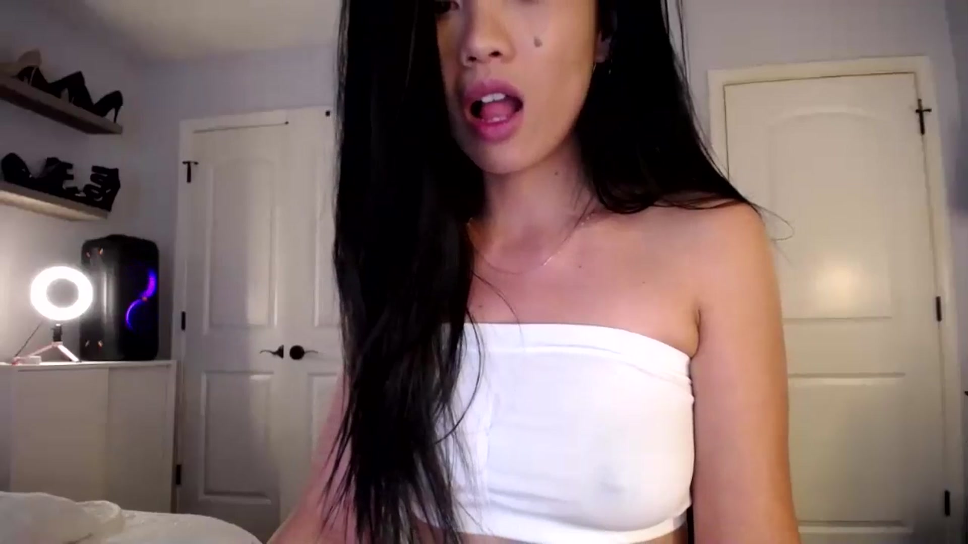 Gallery image thumbnail from AsianLuv_4U's myfreecams stream on, 05/20/2024, 18:57 image 17 of 20