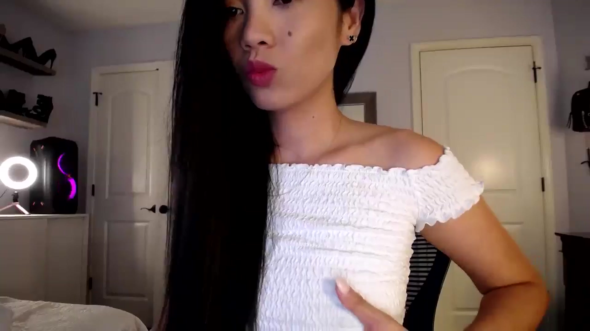 Gallery image thumbnail from AsianLuv_4U's myfreecams stream on, 06/20/2024, 17:35 image 15 of 20