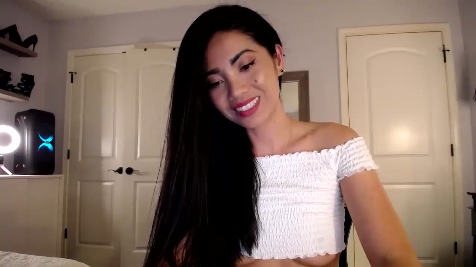 Gallery image thumbnail from AsianLuv_4U's myfreecams stream on, 06/20/2024, 19:13 image 17 of 20