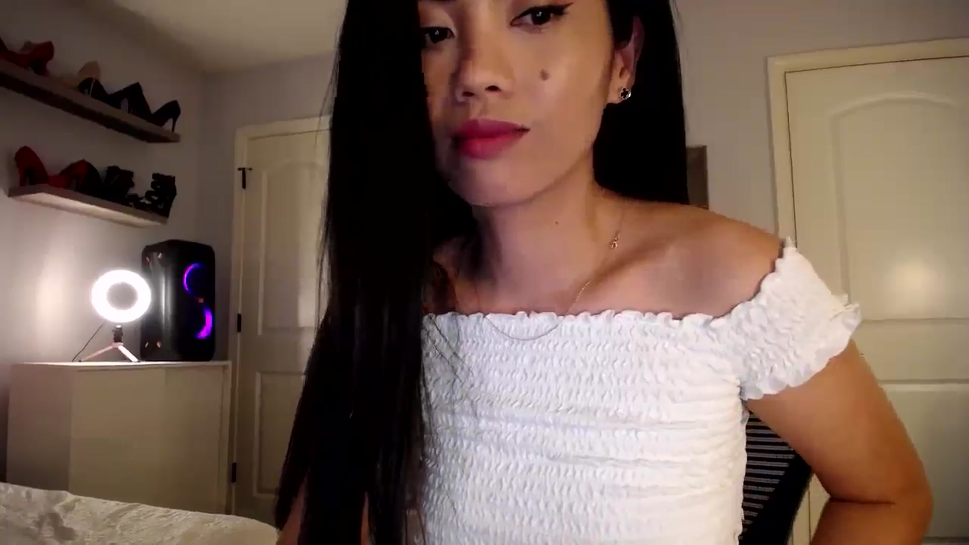 Gallery image thumbnail from AsianLuv_4U's myfreecams stream on, 06/20/2024, 19:13 image 15 of 20