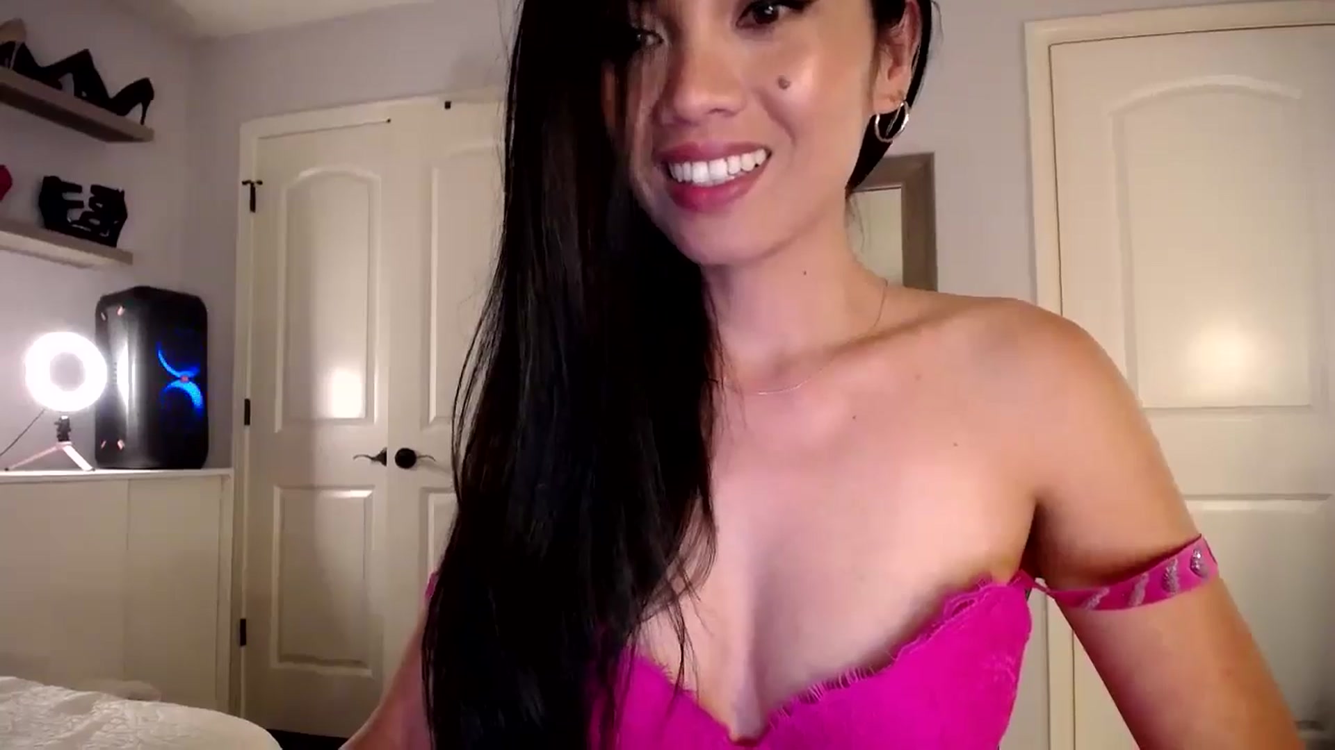Gallery image thumbnail from AsianLuv_4U's myfreecams stream on, 07/08/2024, 19:28 image 6 of 20