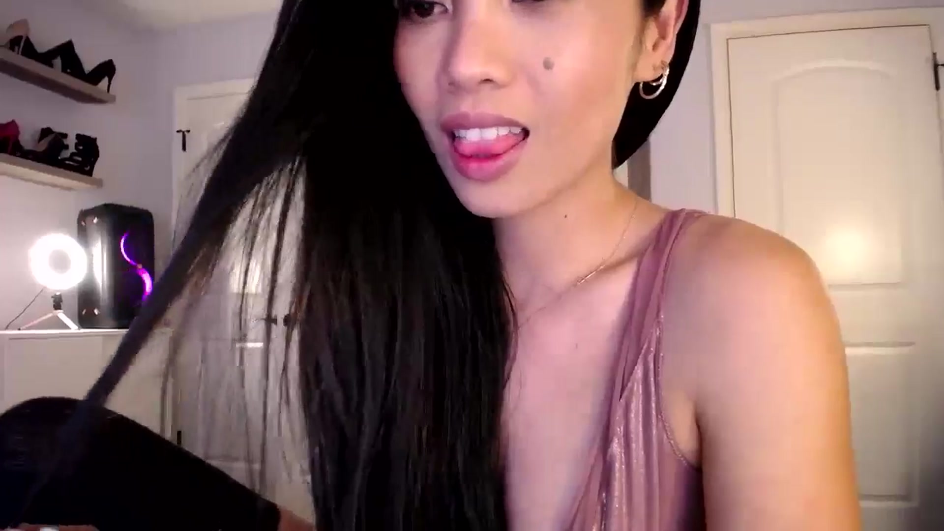 Gallery image thumbnail from AsianLuv_4U's myfreecams stream on, 08/01/2024, 20:49 image 11 of 20