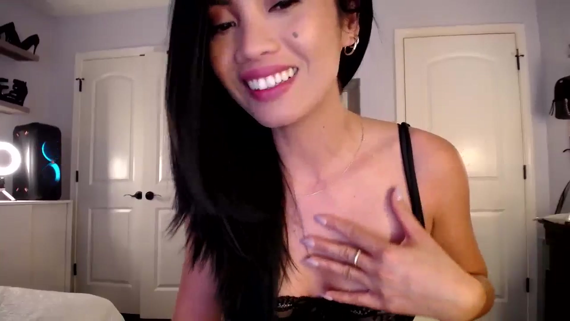 Gallery image thumbnail from AsianLuv_4U's myfreecams stream on, 09/09/2024, 19:02 image 10 of 20