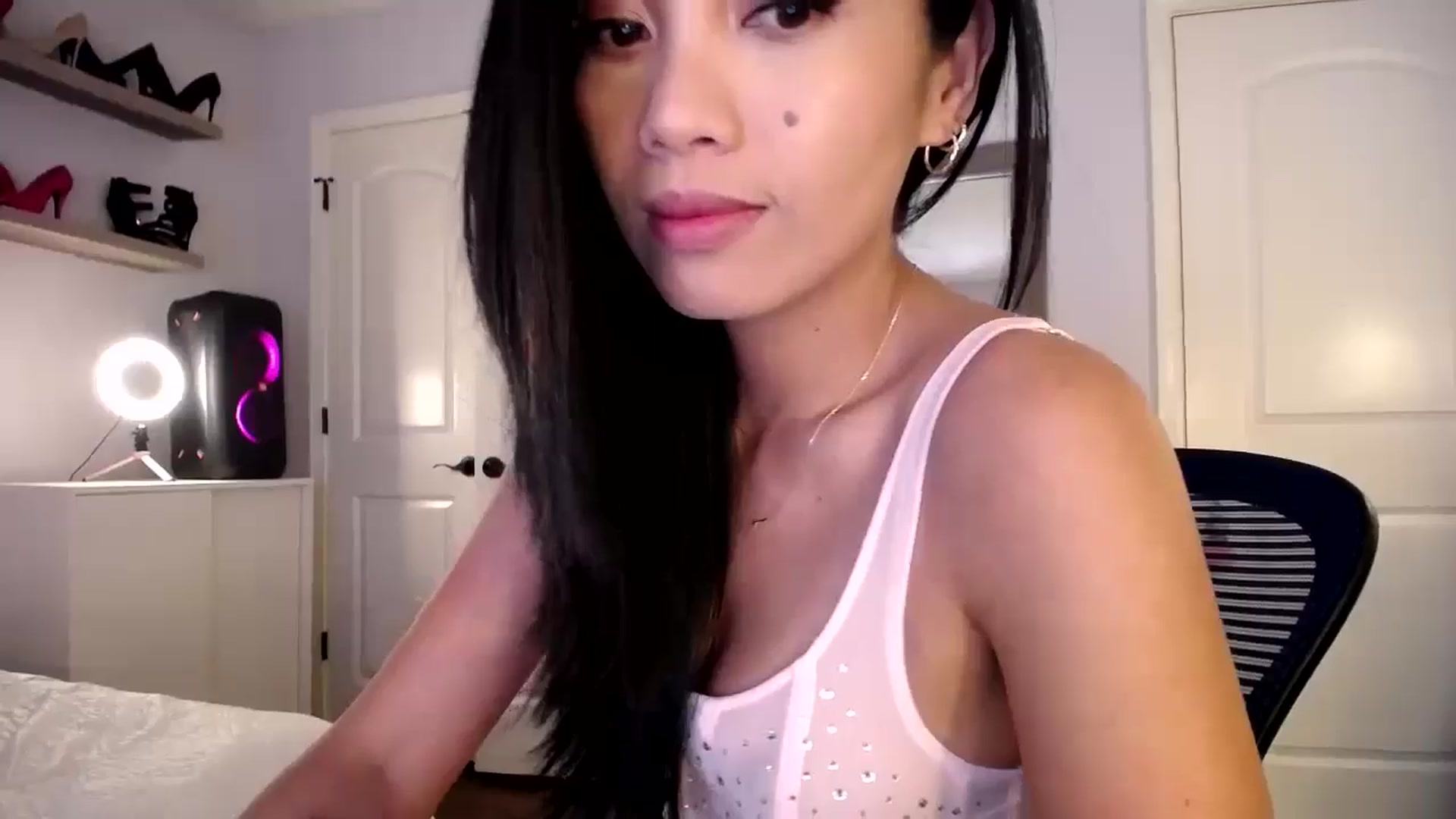 Gallery image thumbnail from AsianLuv_4U's myfreecams stream on, 09/16/2024, 18:20 image 13 of 20
