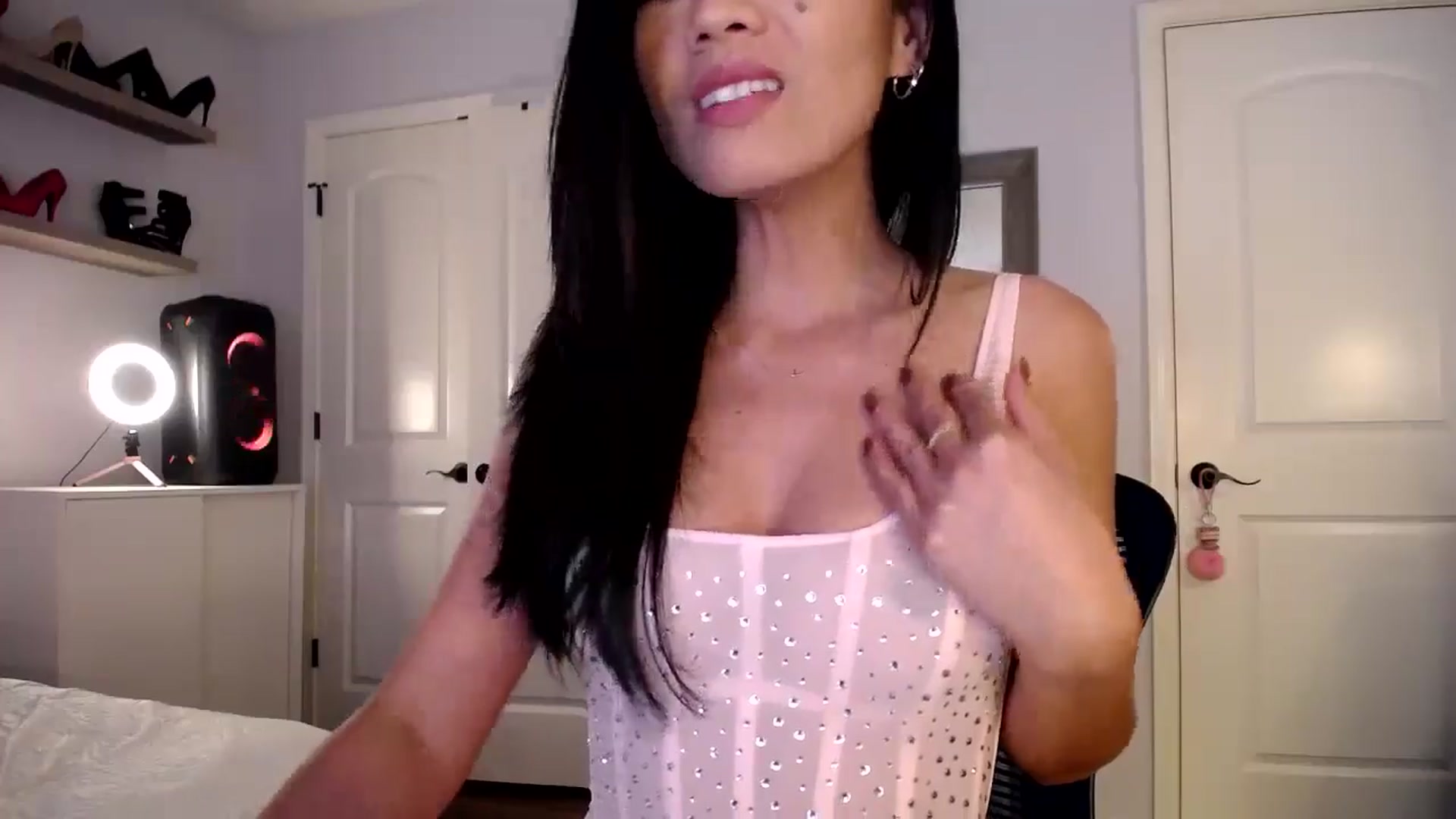 Gallery image thumbnail from AsianLuv_4U's myfreecams stream on, 09/16/2024, 18:20 image 18 of 20