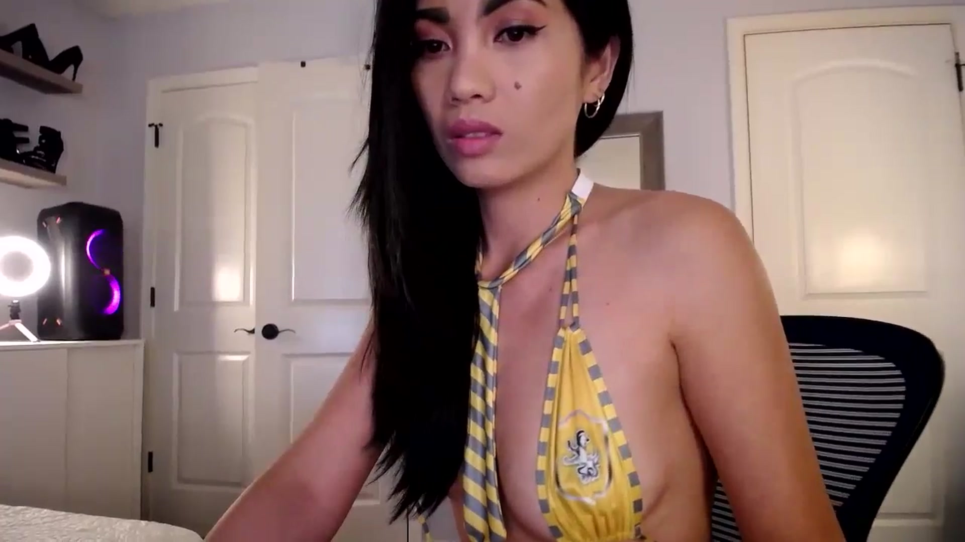 Gallery image thumbnail from AsianLuv_4U's myfreecams stream on, 10/27/2024, 16:25 image 5 of 20