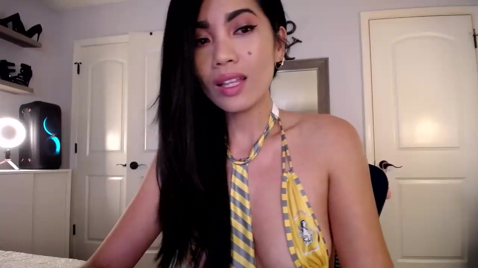 Gallery image thumbnail from AsianLuv_4U's myfreecams stream on, 10/27/2024, 16:25 image 9 of 20