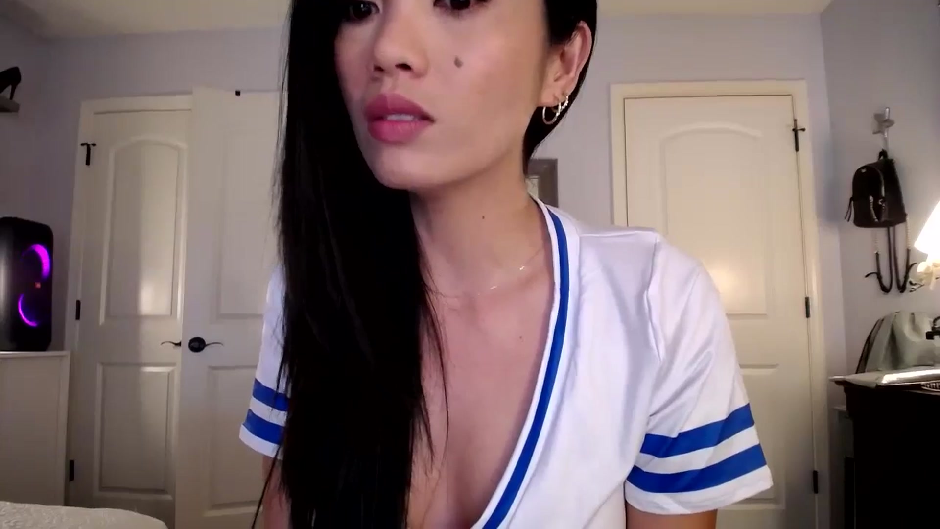 Gallery image thumbnail from AsianLuv_4U's myfreecams stream on, 10/28/2024, 15:42 image 13 of 20