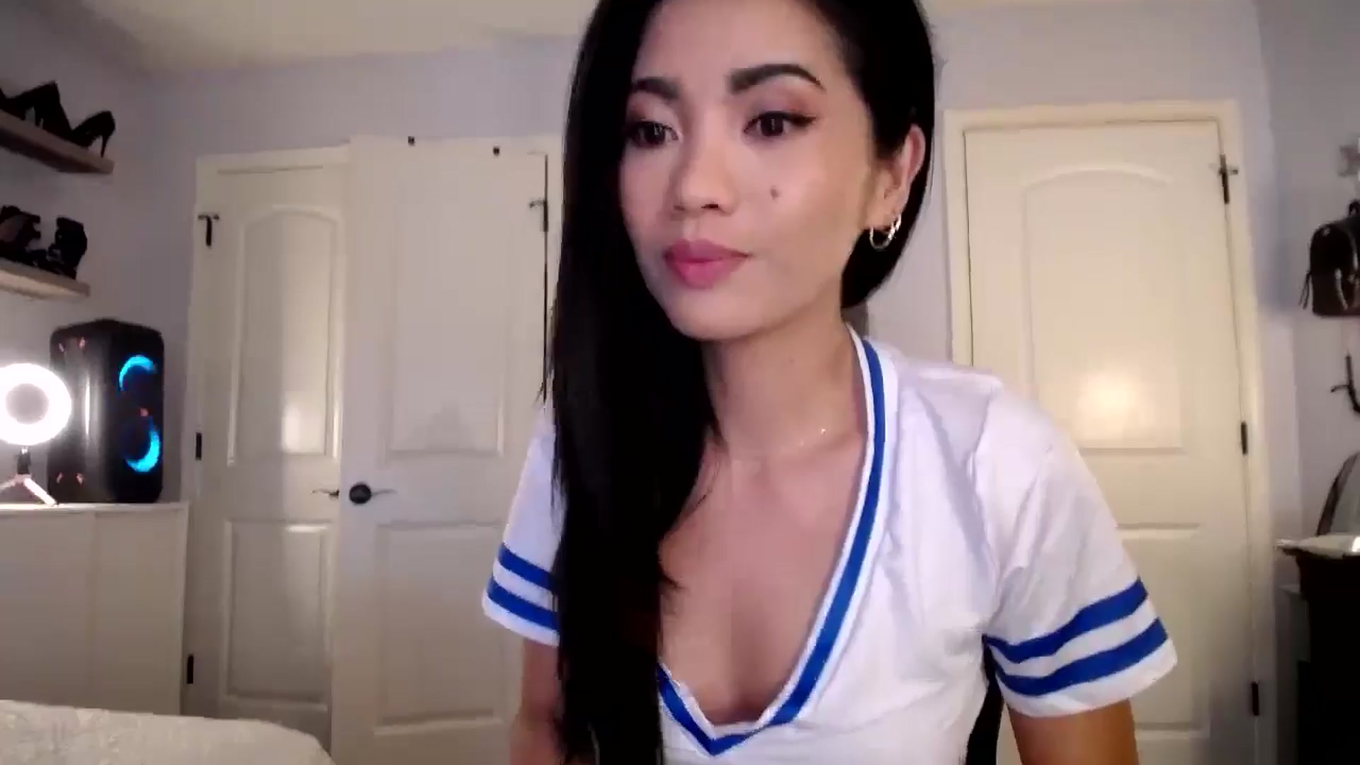 Gallery image thumbnail from AsianLuv_4U's myfreecams stream on, 10/28/2024, 15:42 image 6 of 20