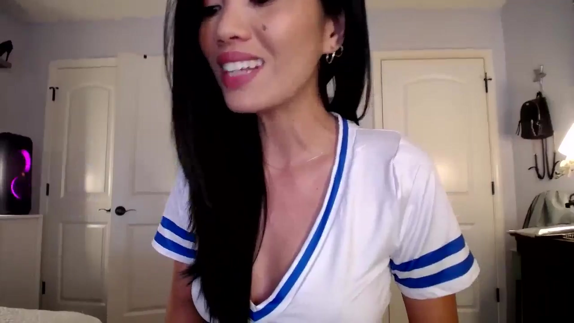 Gallery image thumbnail from AsianLuv_4U's myfreecams stream on, 10/28/2024, 15:42 image 16 of 20
