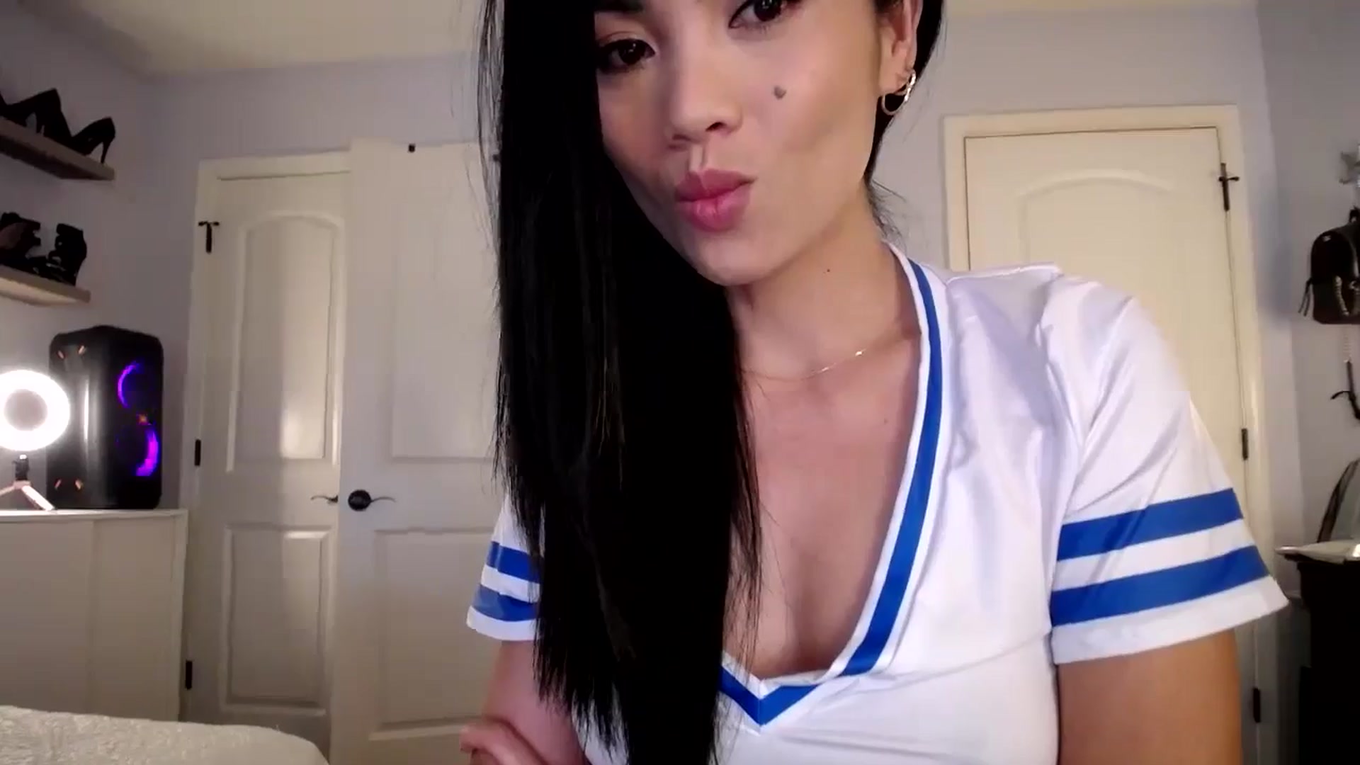 Gallery image thumbnail from AsianLuv_4U's myfreecams stream on, 10/28/2024, 15:42 image 5 of 20