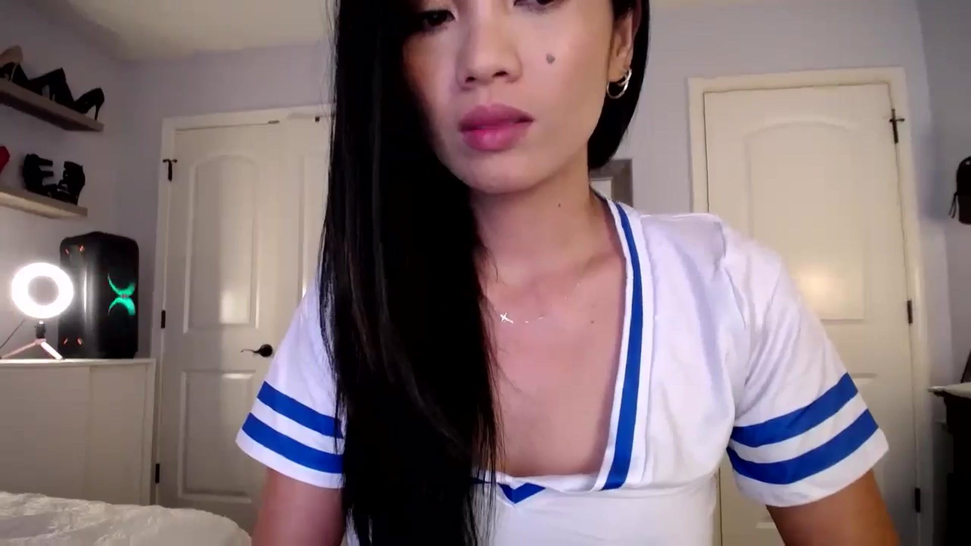 Gallery image thumbnail from AsianLuv_4U's myfreecams stream on, 10/28/2024, 18:03 image 12 of 20