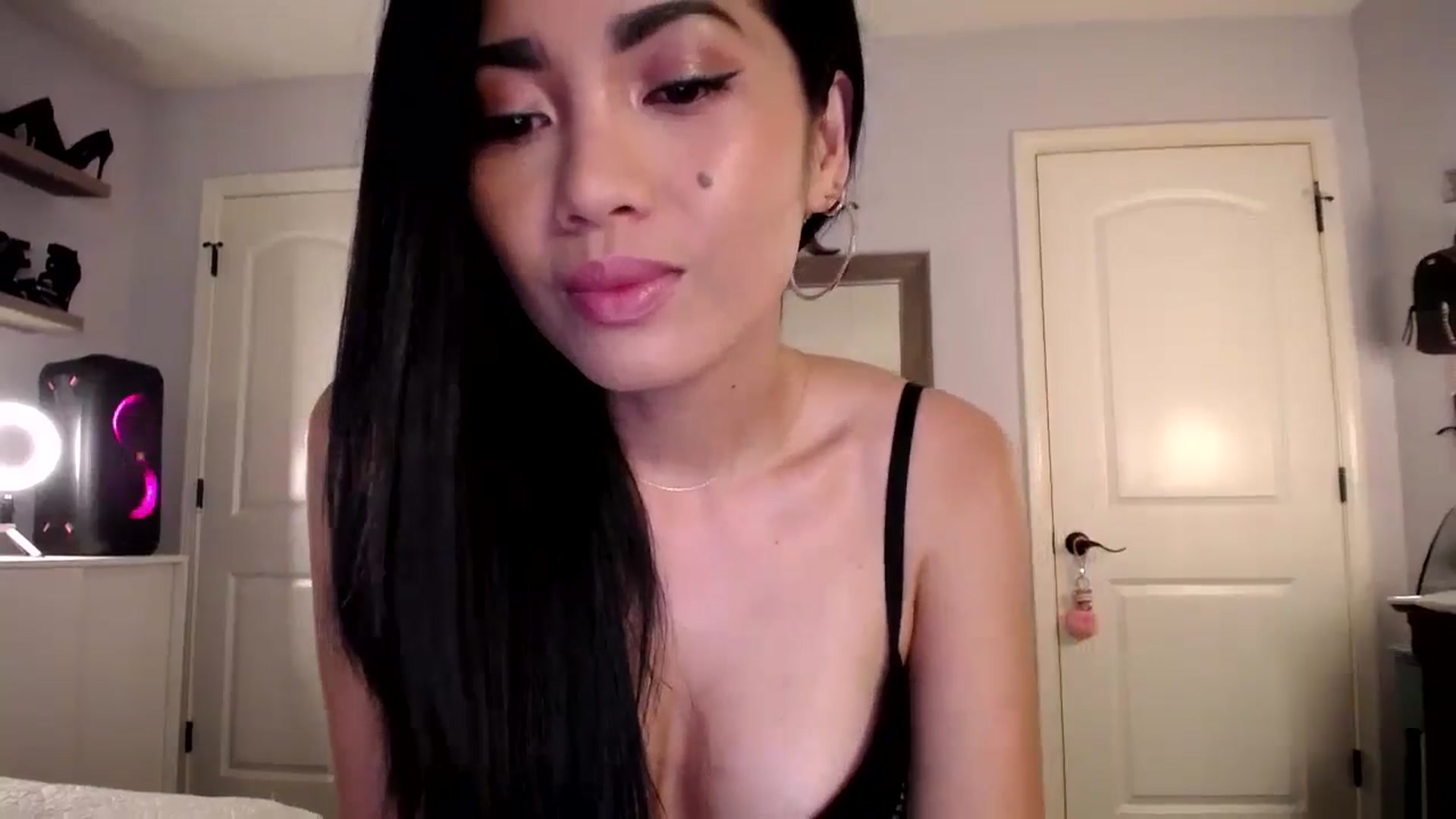 Gallery image thumbnail from AsianLuv_4U's myfreecams stream on, 11/14/2024, 16:10 image 11 of 20