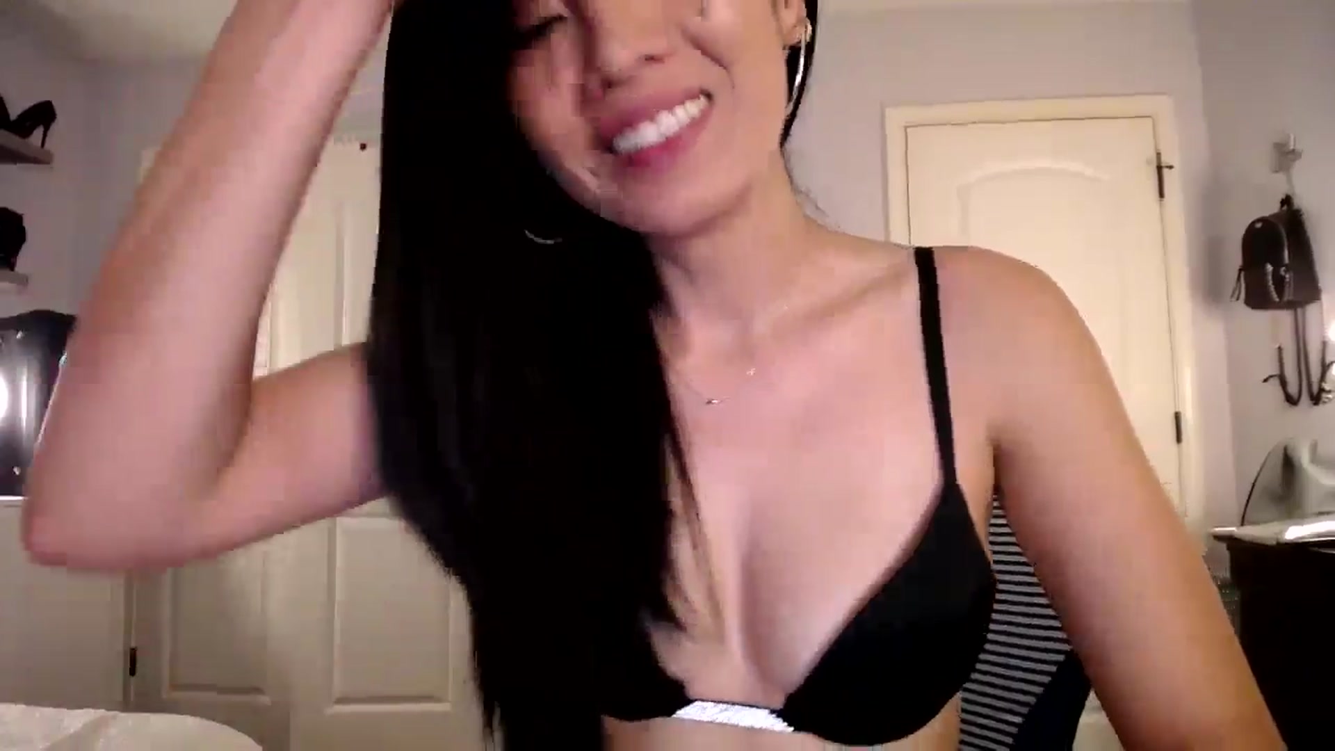Gallery image thumbnail from AsianLuv_4U's myfreecams stream on, 11/14/2024, 17:35 image 12 of 20
