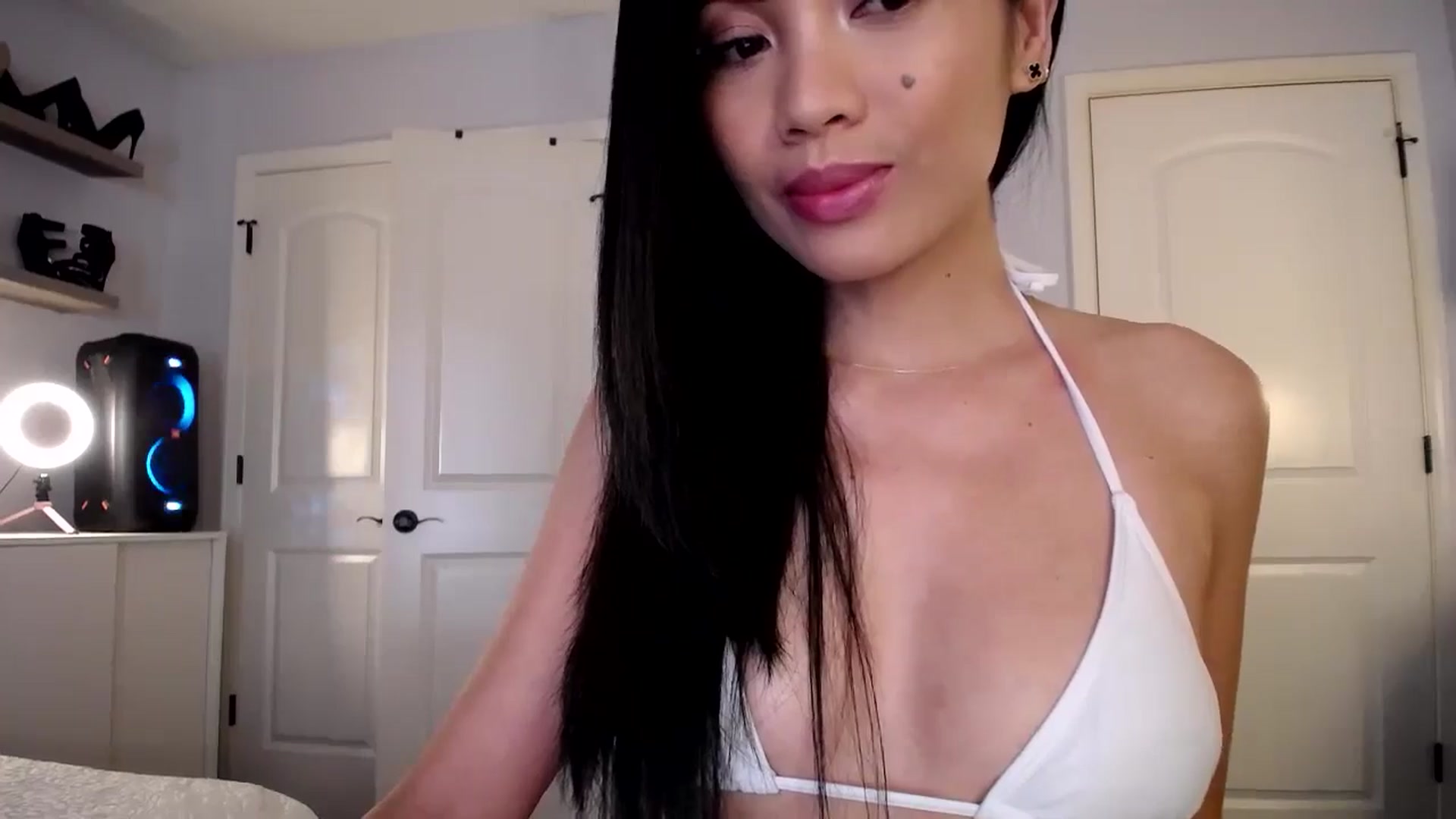 Gallery image thumbnail from AsianLuv_4U's myfreecams stream on, 11/21/2024, 15:54 image 7 of 20