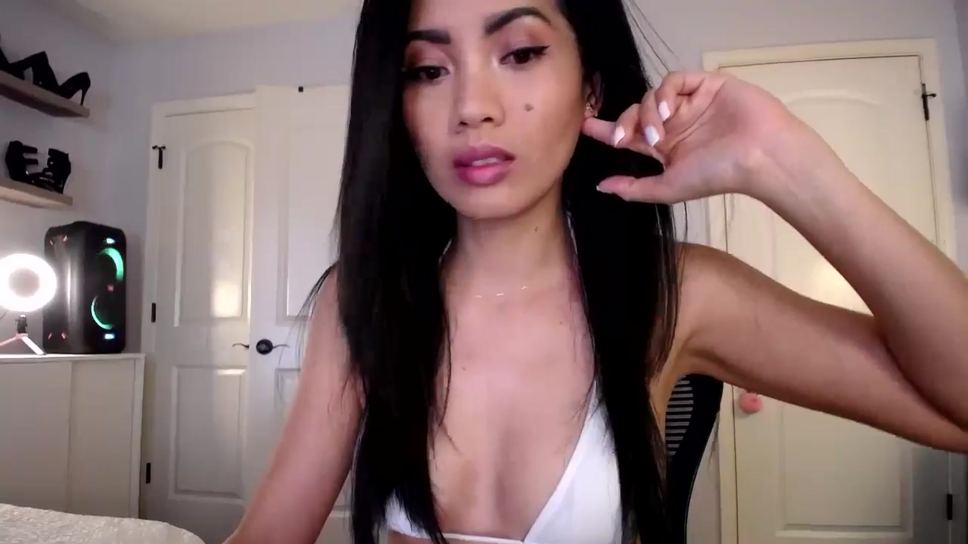 Gallery image thumbnail from AsianLuv_4U's myfreecams stream on, 11/21/2024, 15:54 image 3 of 20
