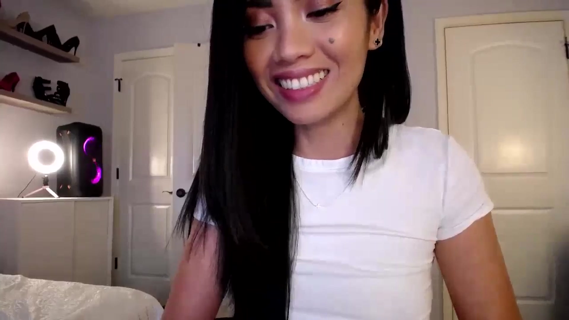 Gallery image thumbnail from AsianLuv_4U's myfreecams stream on, 11/21/2024, 17:23 image 16 of 20