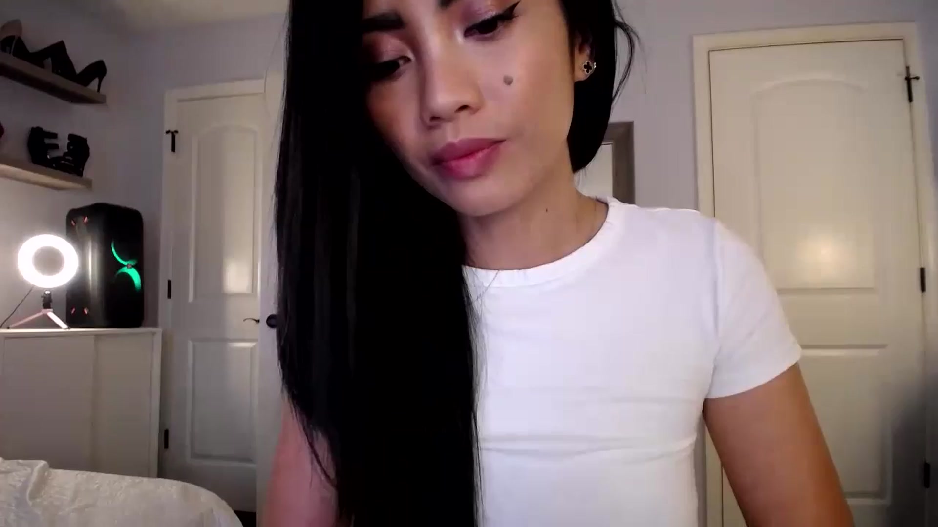 Gallery image thumbnail from AsianLuv_4U's myfreecams stream on, 11/21/2024, 18:32 image 16 of 20