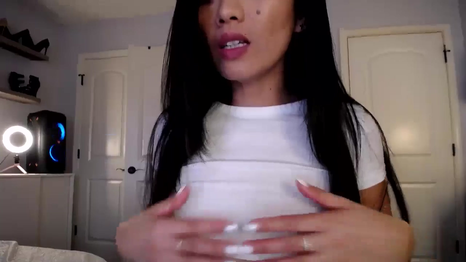 Gallery image thumbnail from AsianLuv_4U's myfreecams stream on, 11/21/2024, 18:32 image 19 of 20