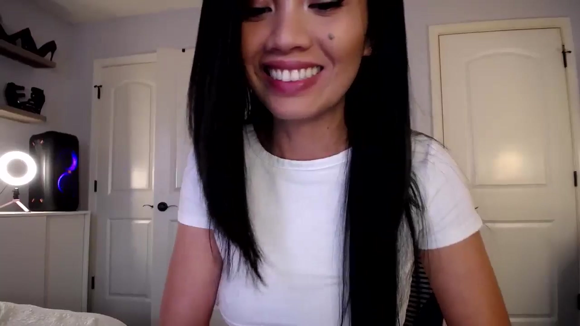 Gallery image thumbnail from AsianLuv_4U's myfreecams stream on, 11/21/2024, 20:14 image 19 of 20