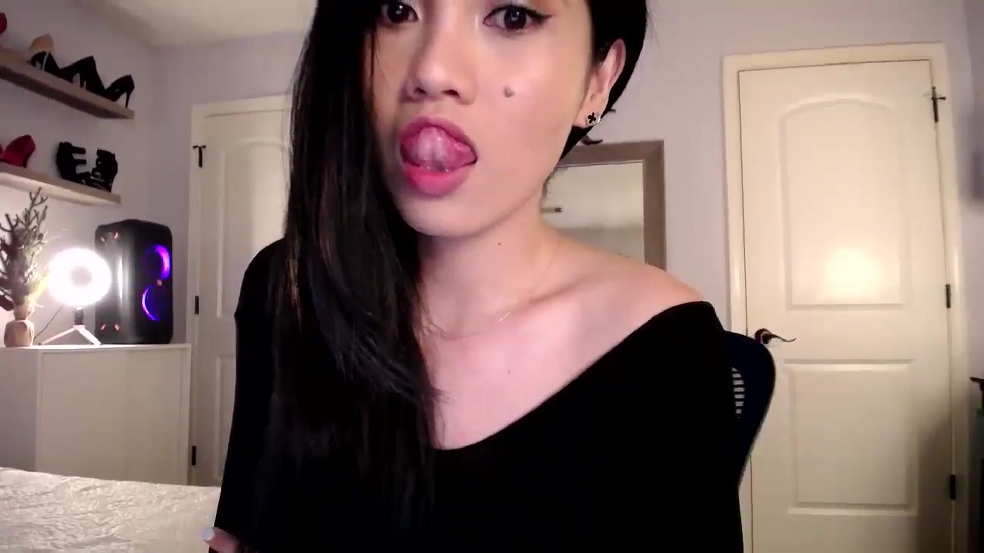 Gallery image thumbnail from AsianLuv_4U's myfreecams stream on, 11/25/2024, 17:14 image 9 of 20