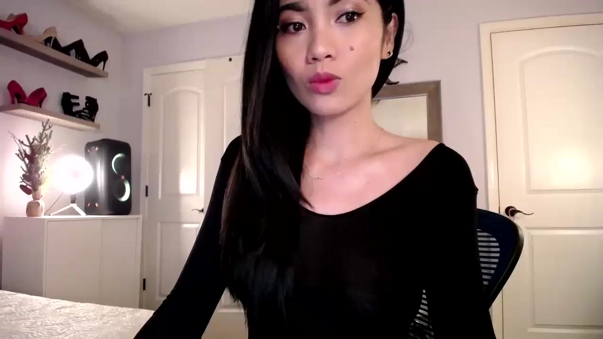 Gallery image thumbnail from AsianLuv_4U's myfreecams stream on, 11/25/2024, 17:14 image 1 of 20