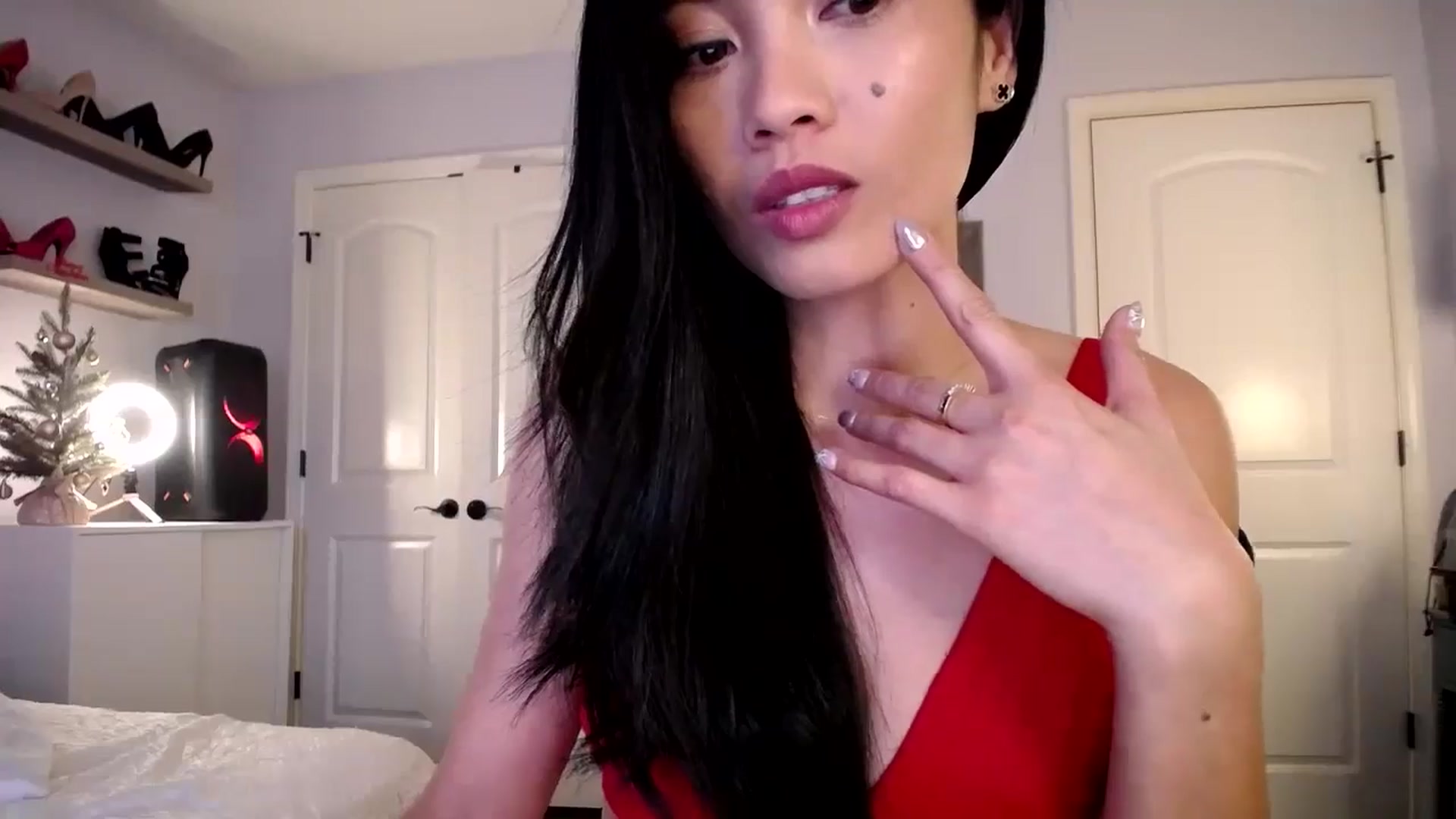 Gallery image thumbnail from AsianLuv_4U's myfreecams stream on, 12/19/2024, 20:35 image 5 of 20
