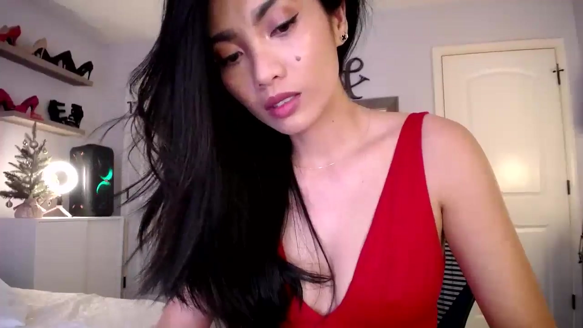 Gallery image thumbnail from AsianLuv_4U's myfreecams stream on, 12/19/2024, 20:35 image 13 of 20