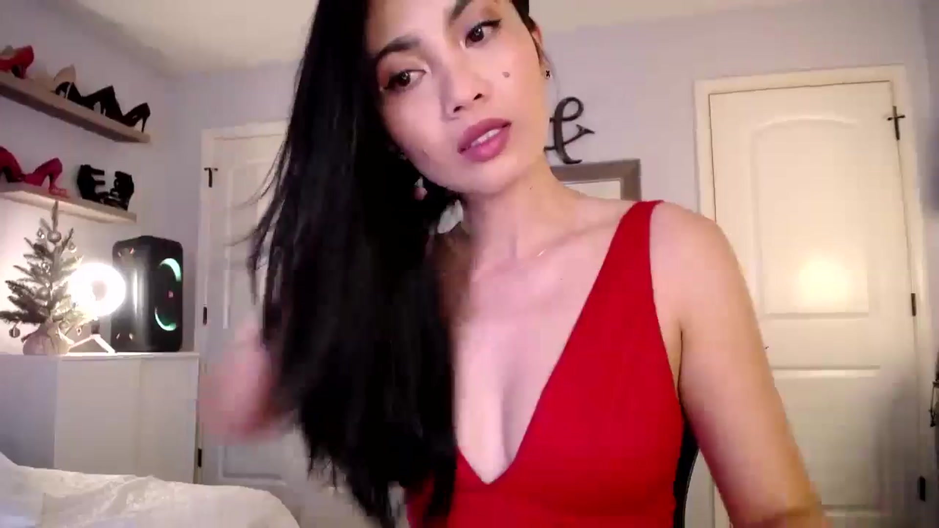 Gallery image thumbnail from AsianLuv_4U's myfreecams stream on, 12/19/2024, 20:35 image 10 of 20