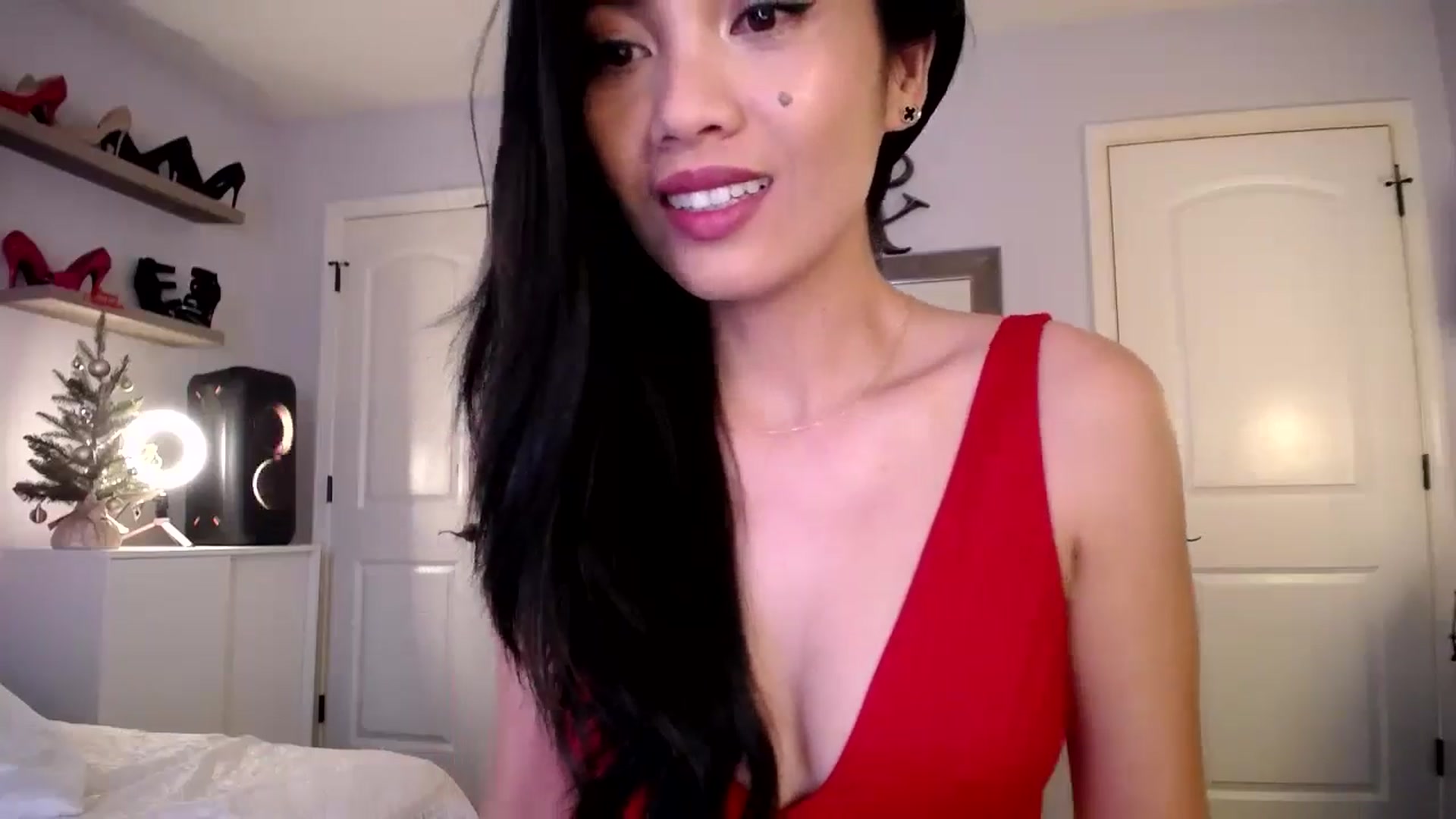Gallery image thumbnail from AsianLuv_4U's myfreecams stream on, 12/19/2024, 20:35 image 14 of 20