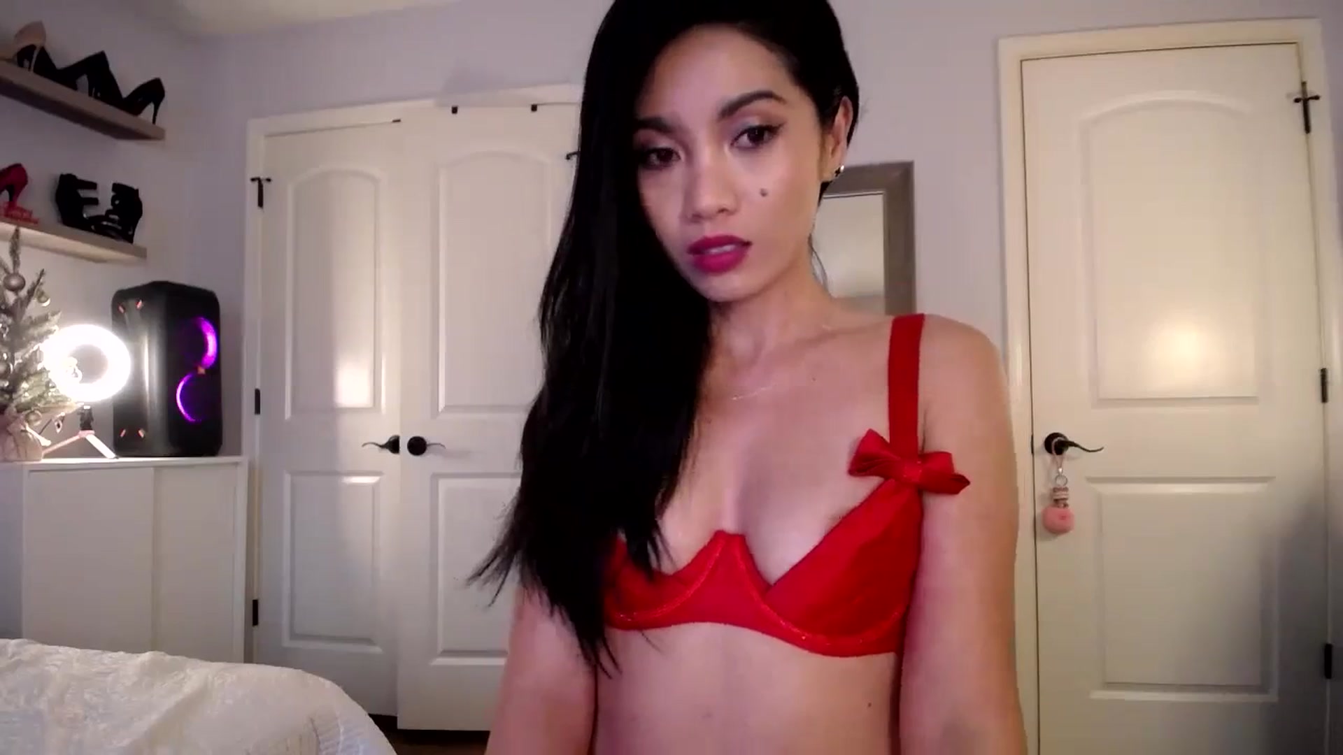 Gallery image thumbnail from AsianLuv_4U's myfreecams stream on, 12/23/2024, 18:31 image 13 of 20