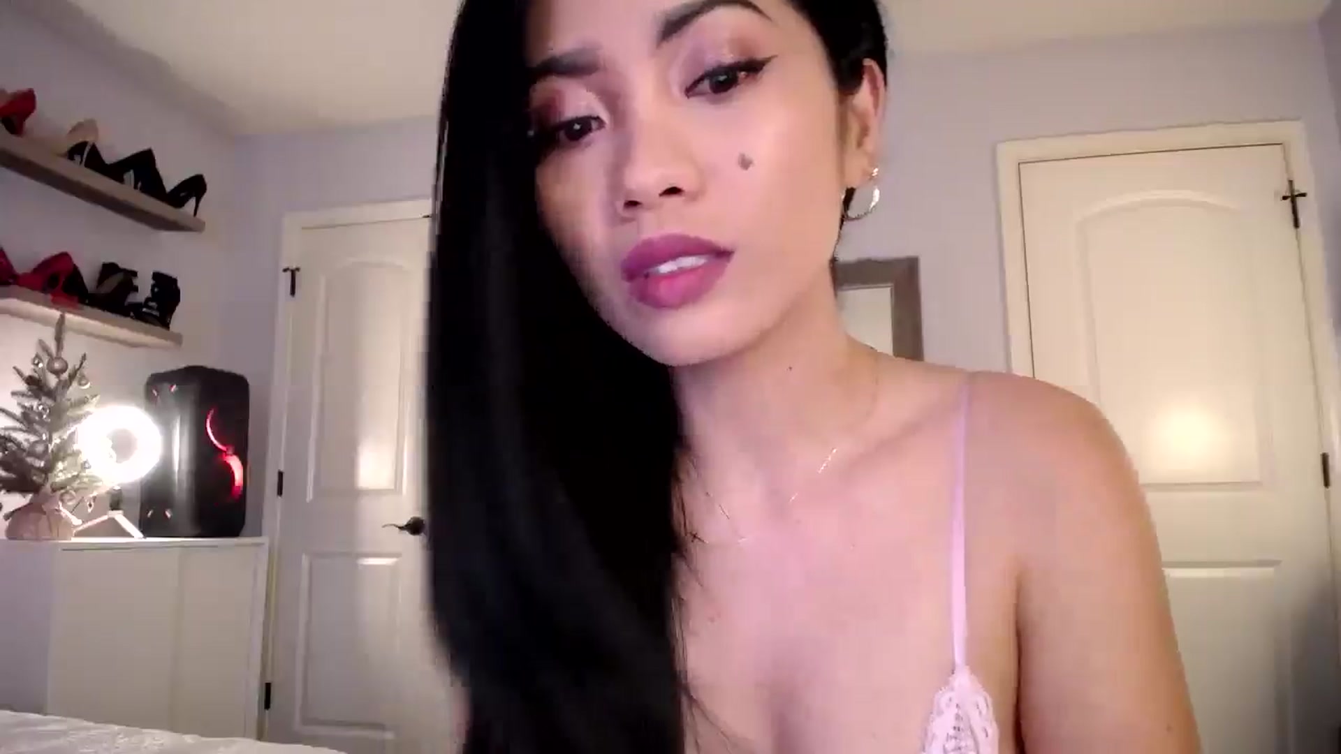 Gallery image thumbnail from AsianLuv_4U's myfreecams stream on, 12/26/2024, 17:17 image 7 of 20