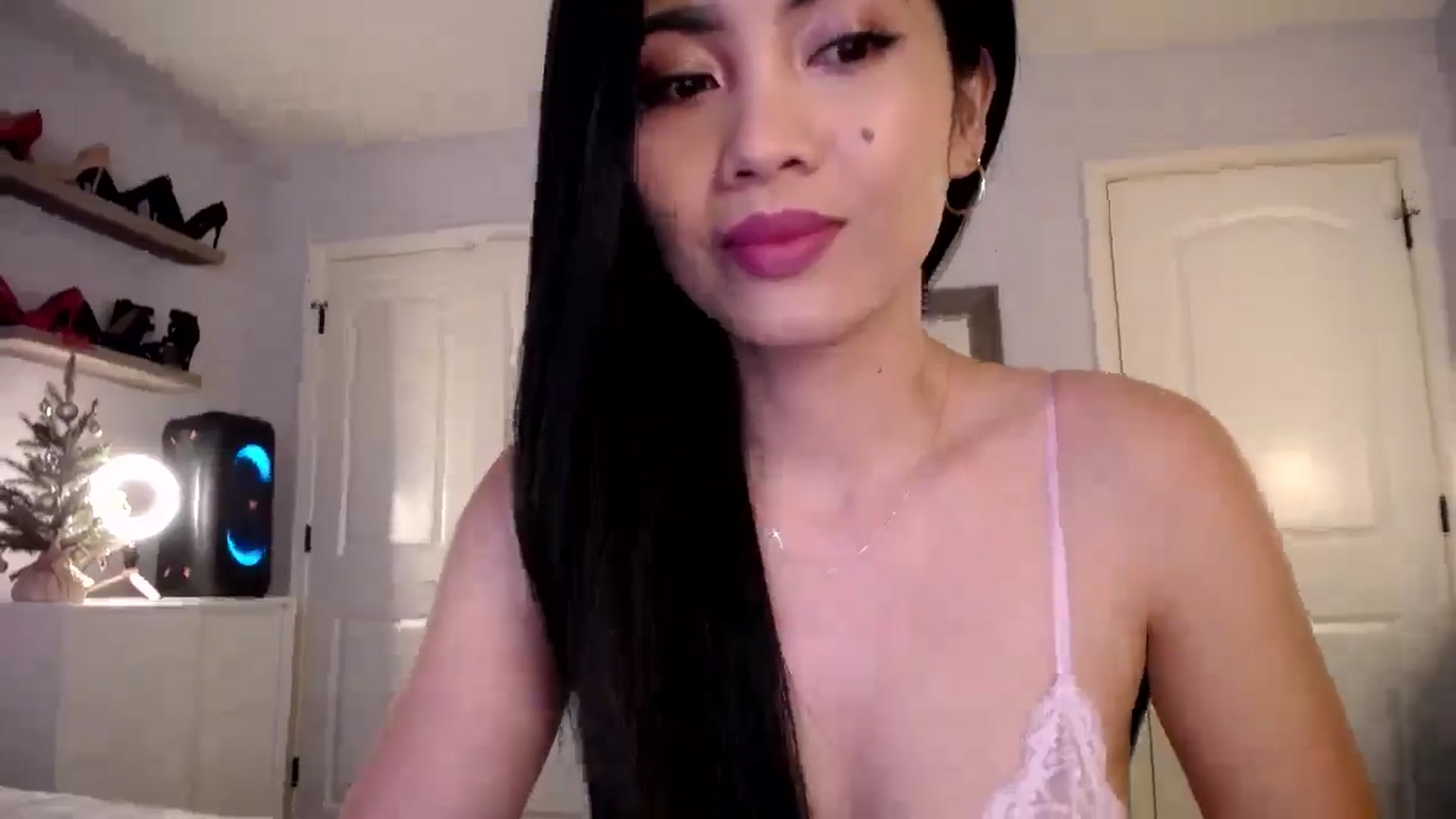 Gallery image thumbnail from AsianLuv_4U's myfreecams stream on, 12/26/2024, 17:17 image 6 of 20