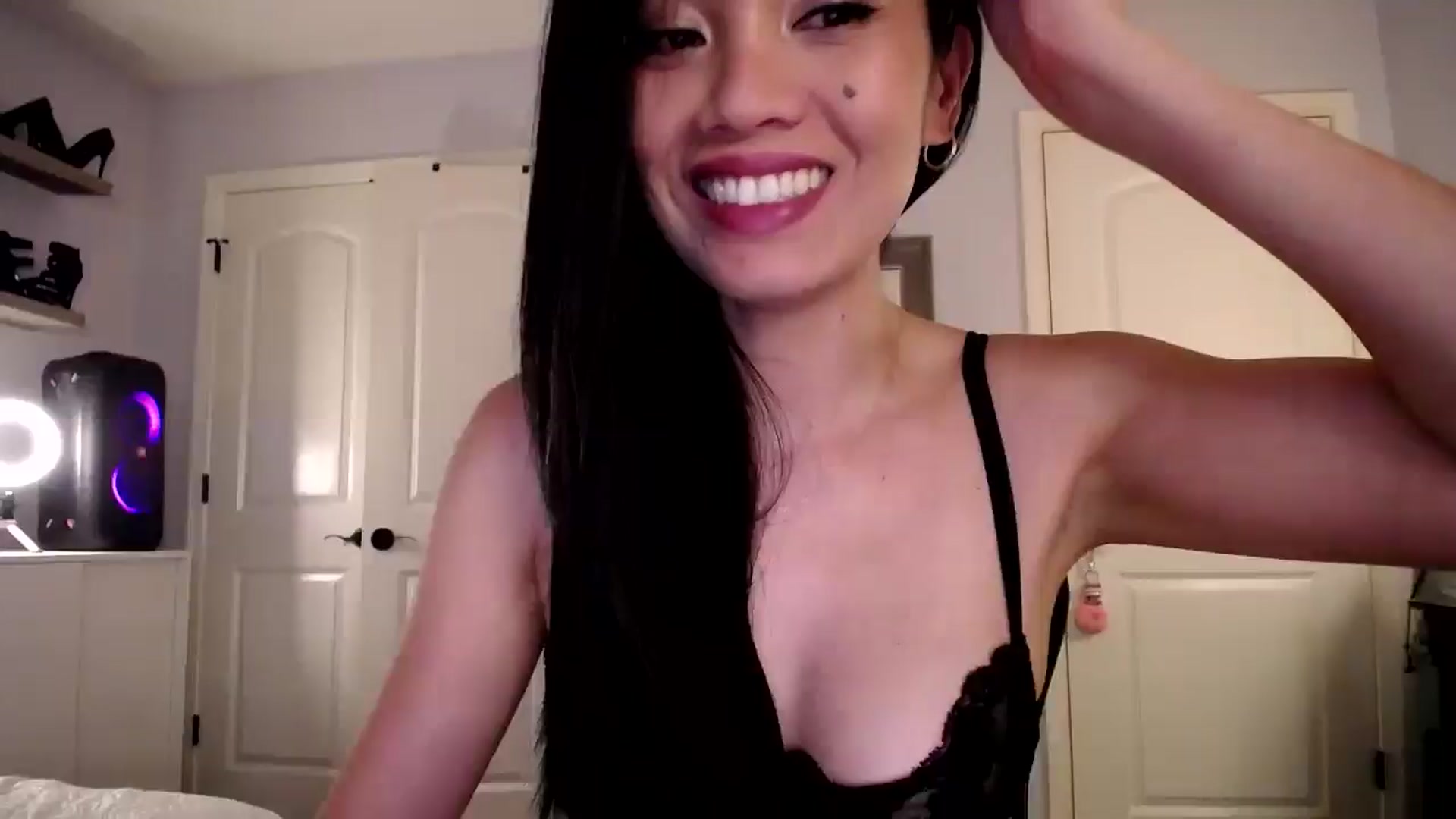 Gallery image thumbnail from AsianLuv_4U's myfreecams stream on, 01/06/2025, 20:35 image 1 of 20