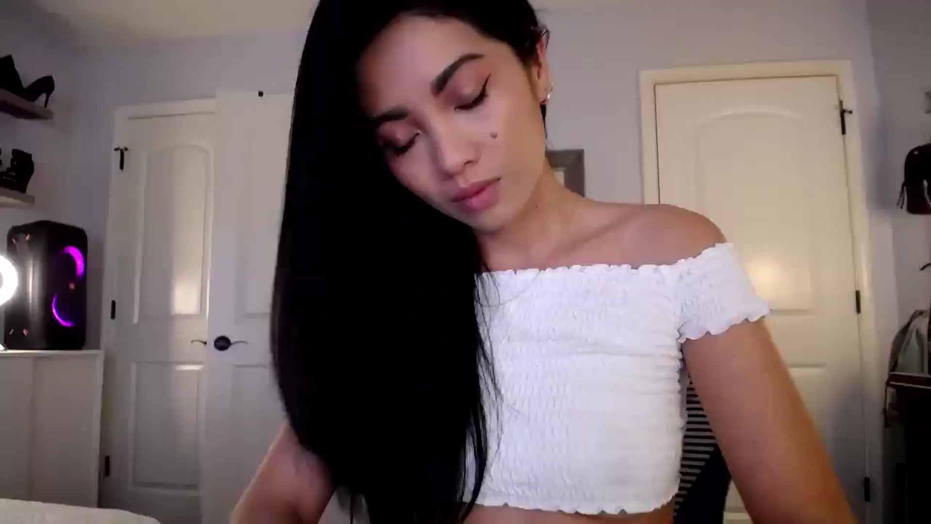 Gallery image thumbnail from AsianLuv_4U's myfreecams stream on, 01/16/2025, 16:13 image 1 of 20