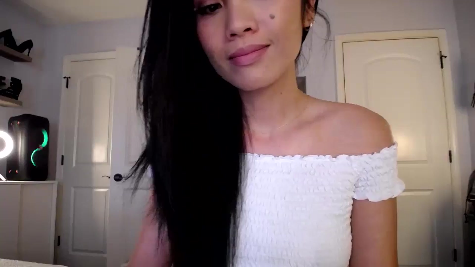 Gallery image thumbnail from AsianLuv_4U's myfreecams stream on, 01/16/2025, 16:13 image 16 of 20