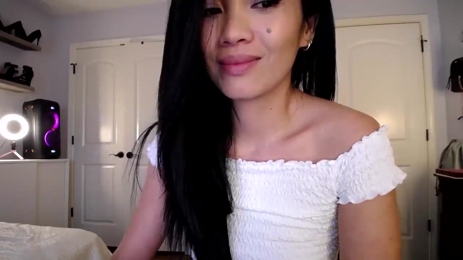 Gallery image thumbnail from AsianLuv_4U's myfreecams stream on, 01/16/2025, 19:59 image 11 of 20