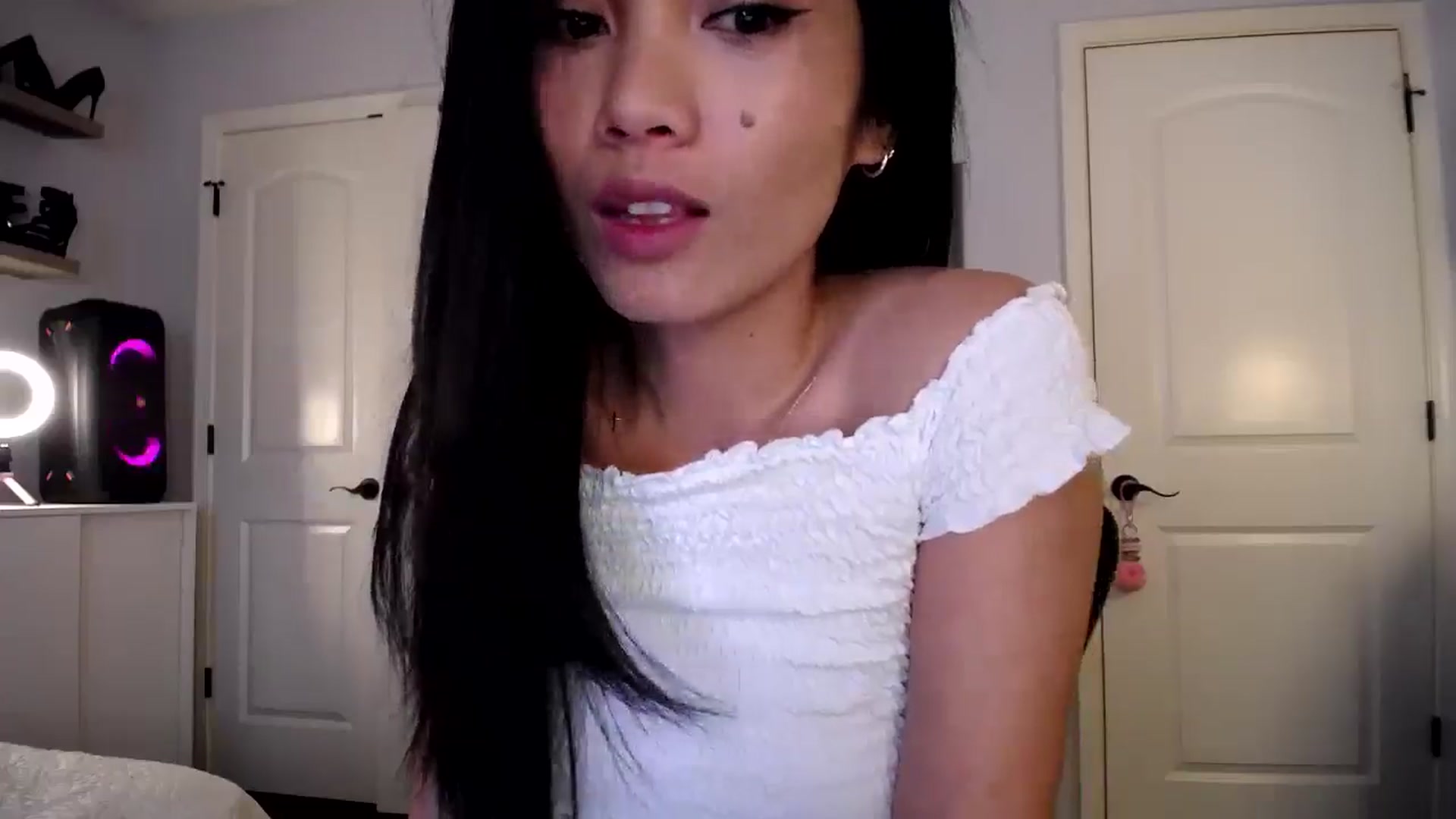 Gallery image thumbnail from AsianLuv_4U's myfreecams stream on, 01/16/2025, 19:59 image 6 of 20