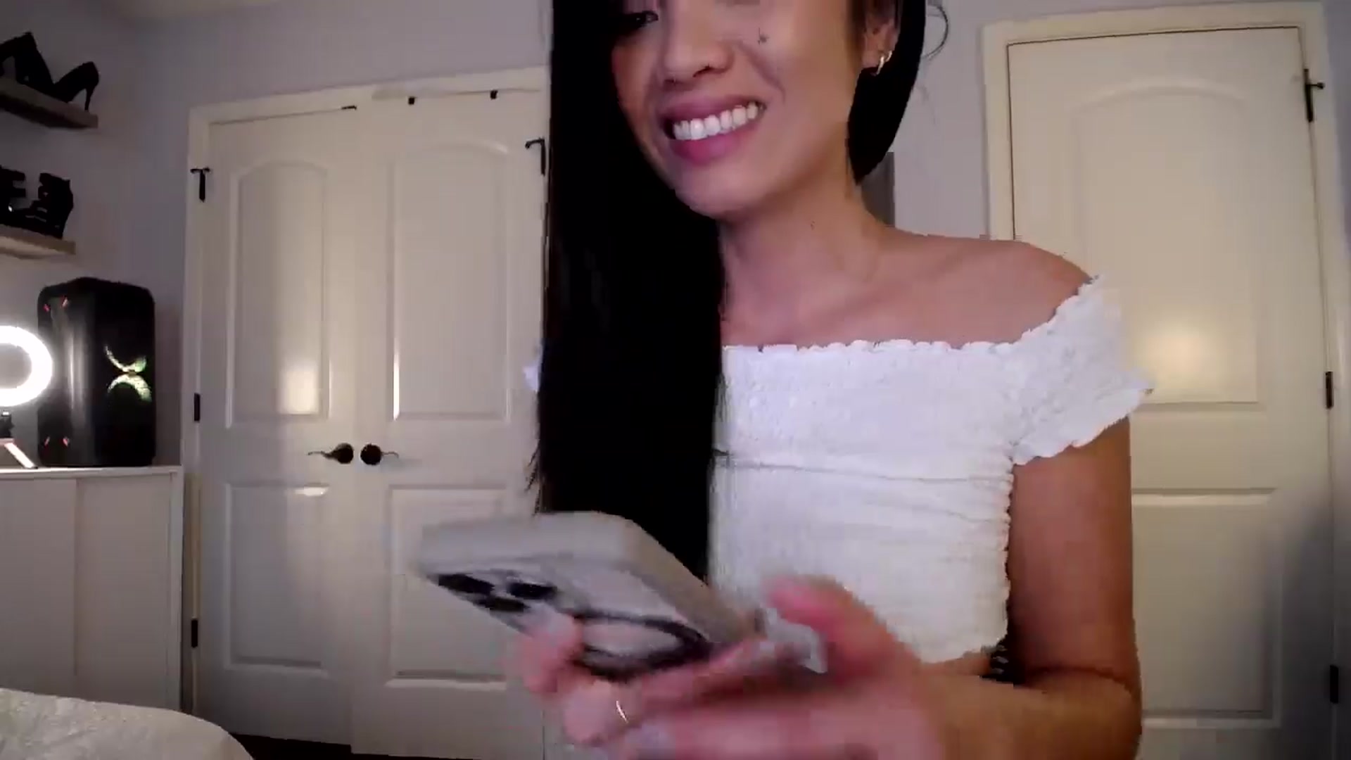 Gallery image thumbnail from AsianLuv_4U's myfreecams stream on, 01/16/2025, 19:59 image 7 of 20