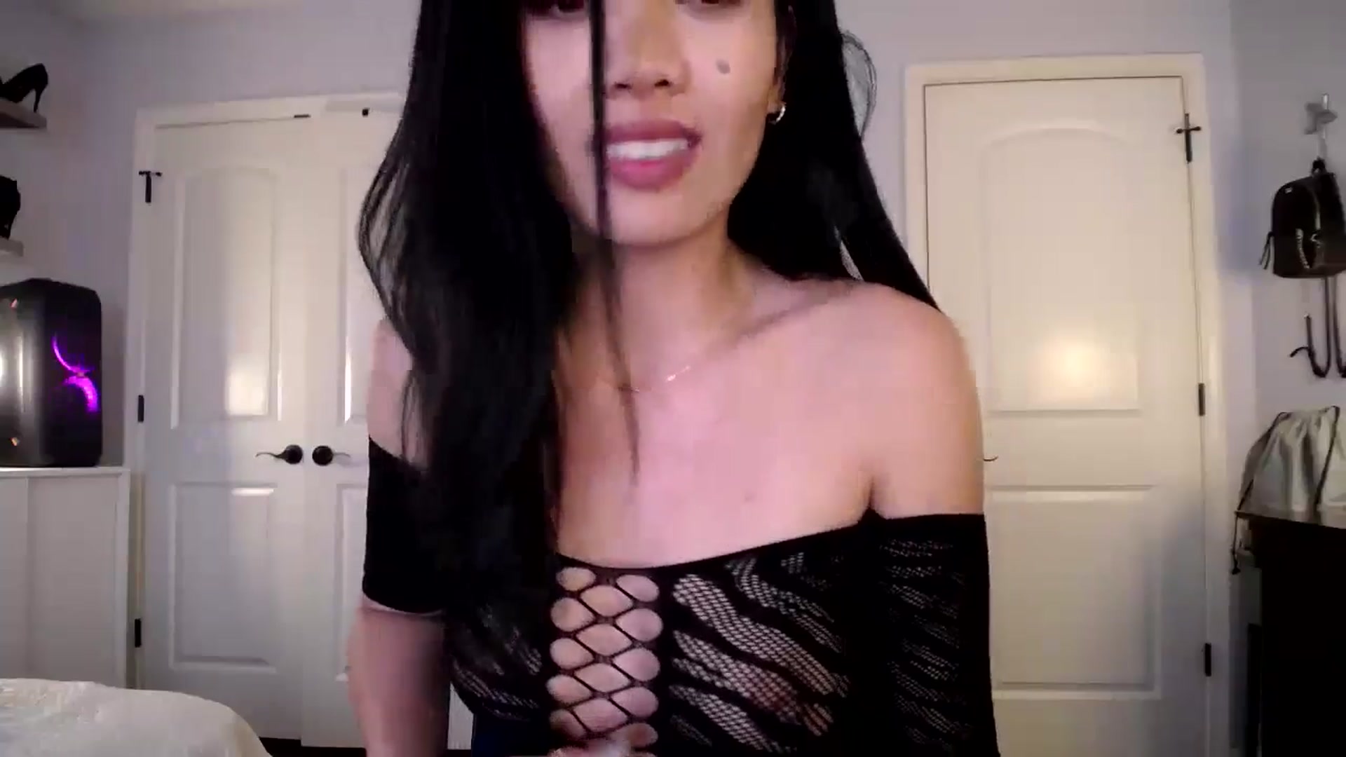 Gallery image thumbnail from AsianLuv_4U's myfreecams stream on, 01/20/2025, 20:04 image 10 of 20
