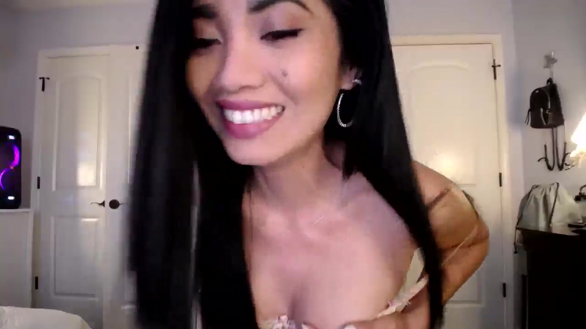 Gallery image thumbnail from AsianLuv_4U's myfreecams stream on, 01/23/2025, 20:16 image 2 of 20
