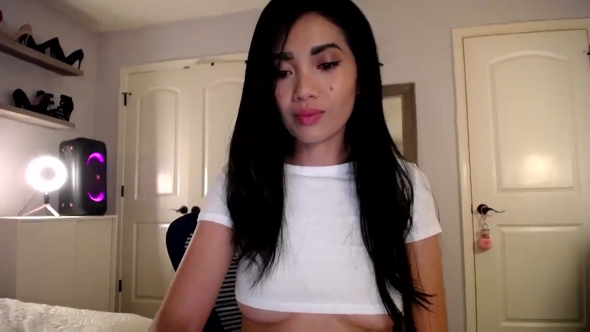 Gallery image thumbnail from AsianLuv_4U's myfreecams stream on, 01/27/2025, 24:31 image 6 of 20